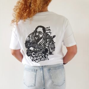 T-shirt femme CURTIS MAYFIELD comporte devant le logo "Move On Up " en noir et en petit côté cœur. puis dans le dos il y a une sérigraphie noire mettant en avant un gros plan le visage emblématique de la légende soul Curtis Mayfield, entouré d'éléments graphiques s'inspirant de l'univers du film "Superfly", dont il a réalisé la bande son.