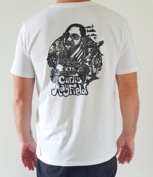 Le t-shirt homme "Curtis Mayfield" coupe droite en couleur blanc avec sérigraphie noire.