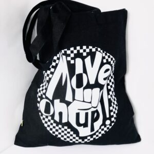 Le sac cabas noir urbain avec une illustration de Move On Up en blanc. Pratique pour le quotidien de toute votre tribu.