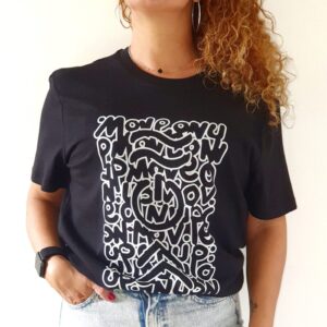 Le t-shirt matchy-matchy unisexe existe en plusieurs couleurs bleu, noir et blanc.