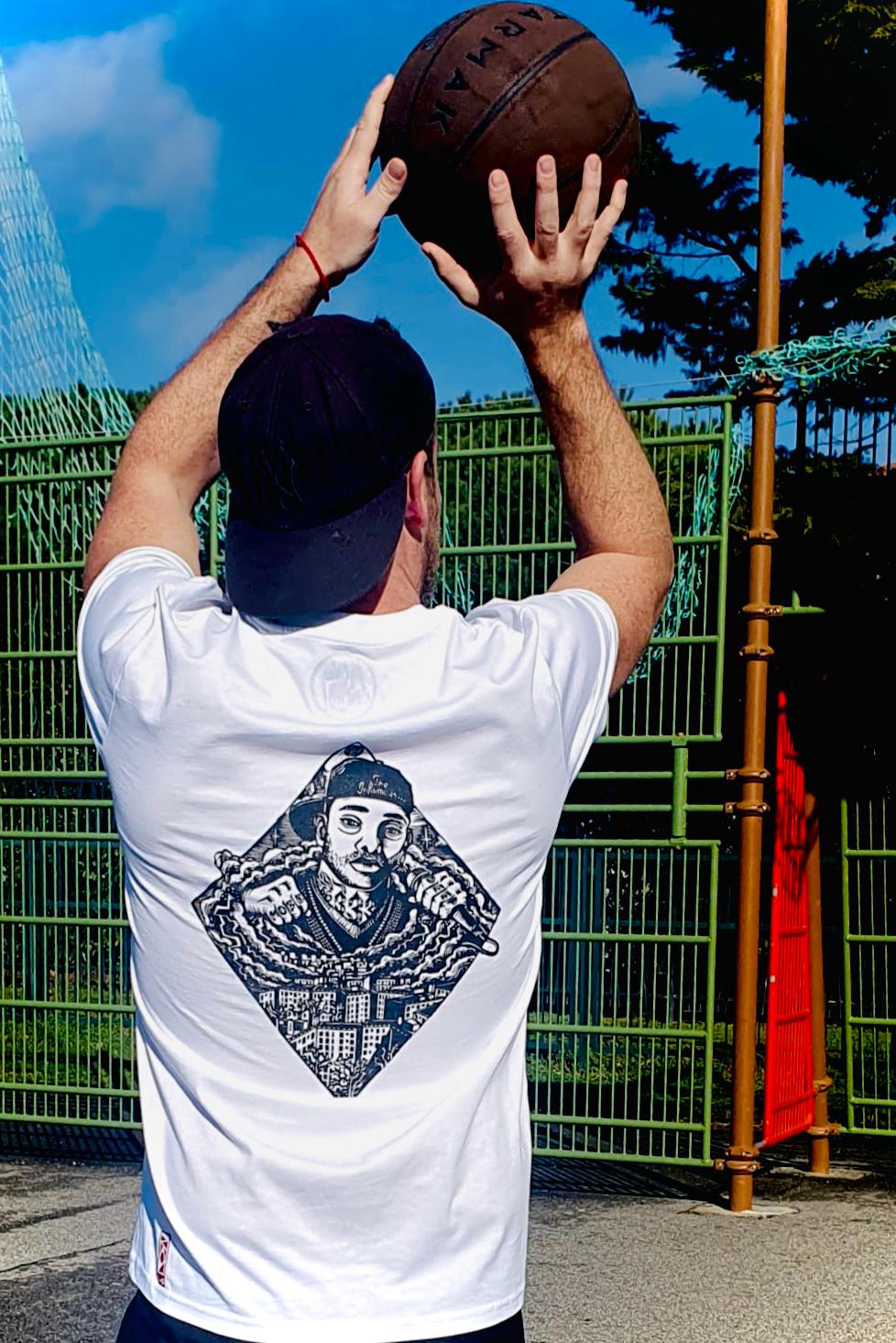 T-shirt Move On Up by RAYcent en blanc porté par un homme jouant au basket. Tee-shirt coupe droite avec une sérigraphie dans le dos de Proodigy du groupe américain Mobb Deep. Grande sérigraphie dans le dos sous forme de losange.